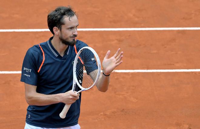 包含英国网球队险胜美国网球队，梅德韦杰夫统治全场的词条