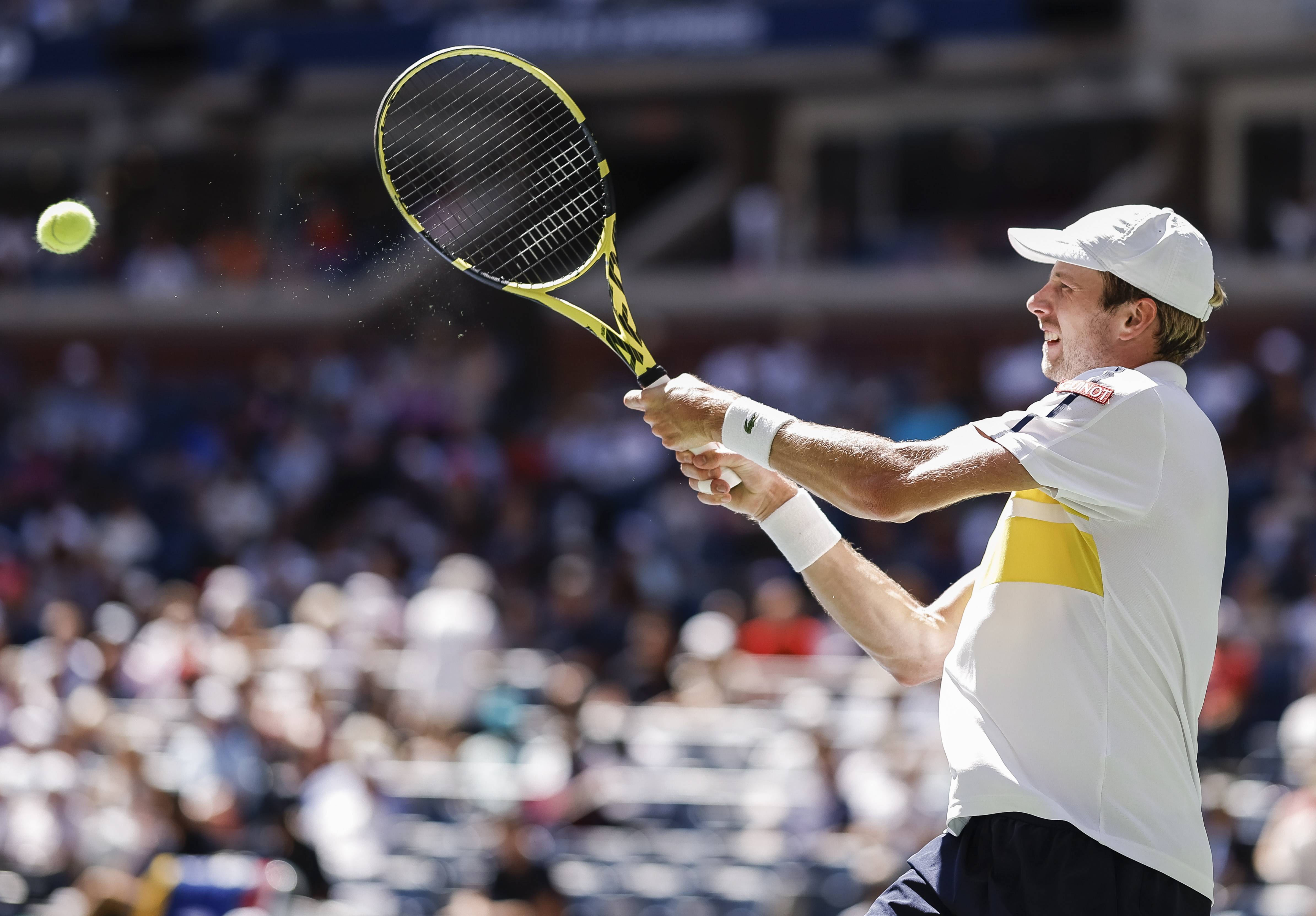 包含英国网球队险胜美国网球队，梅德韦杰夫统治全场的词条