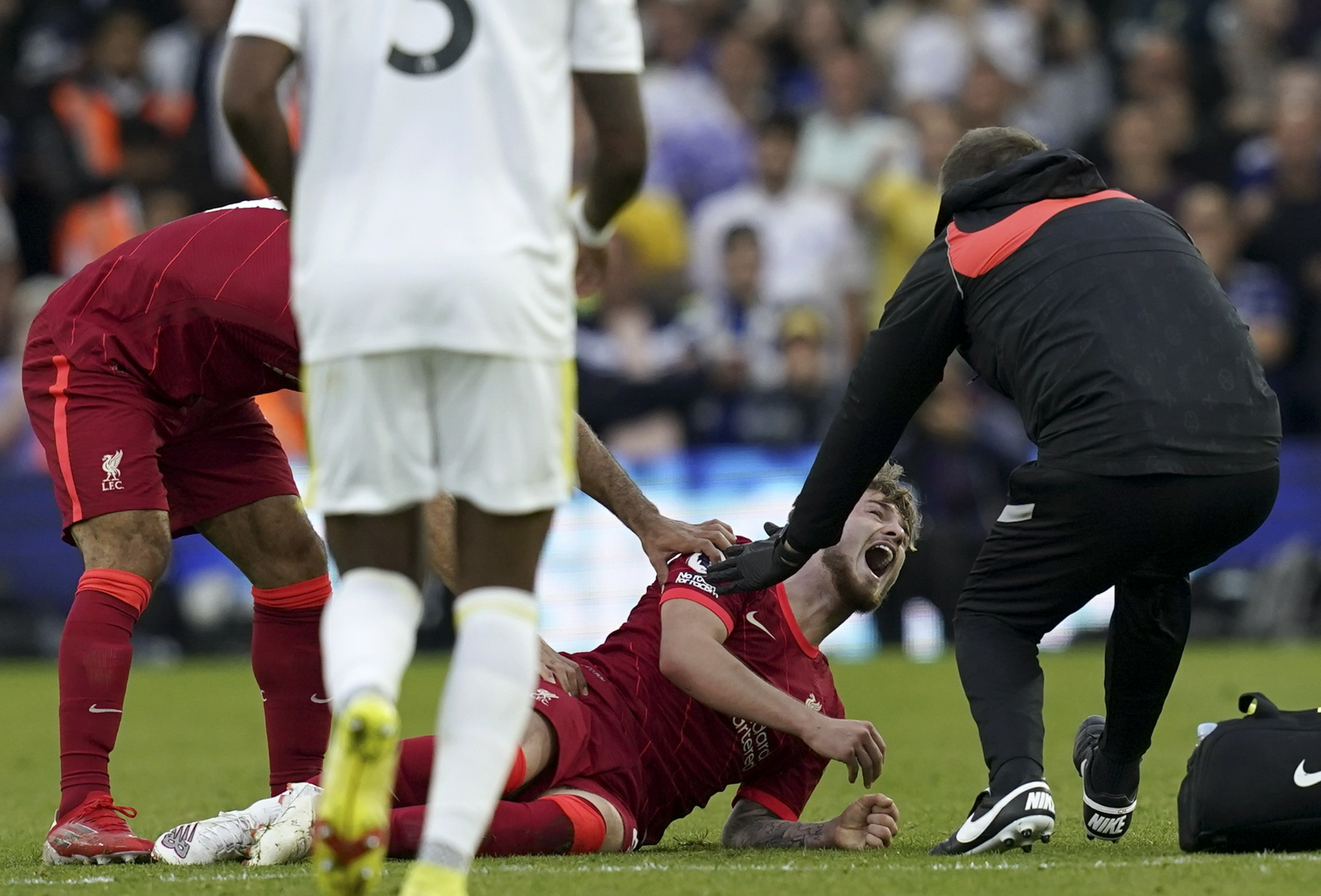 足球明星选手受伤退赛，引发热议