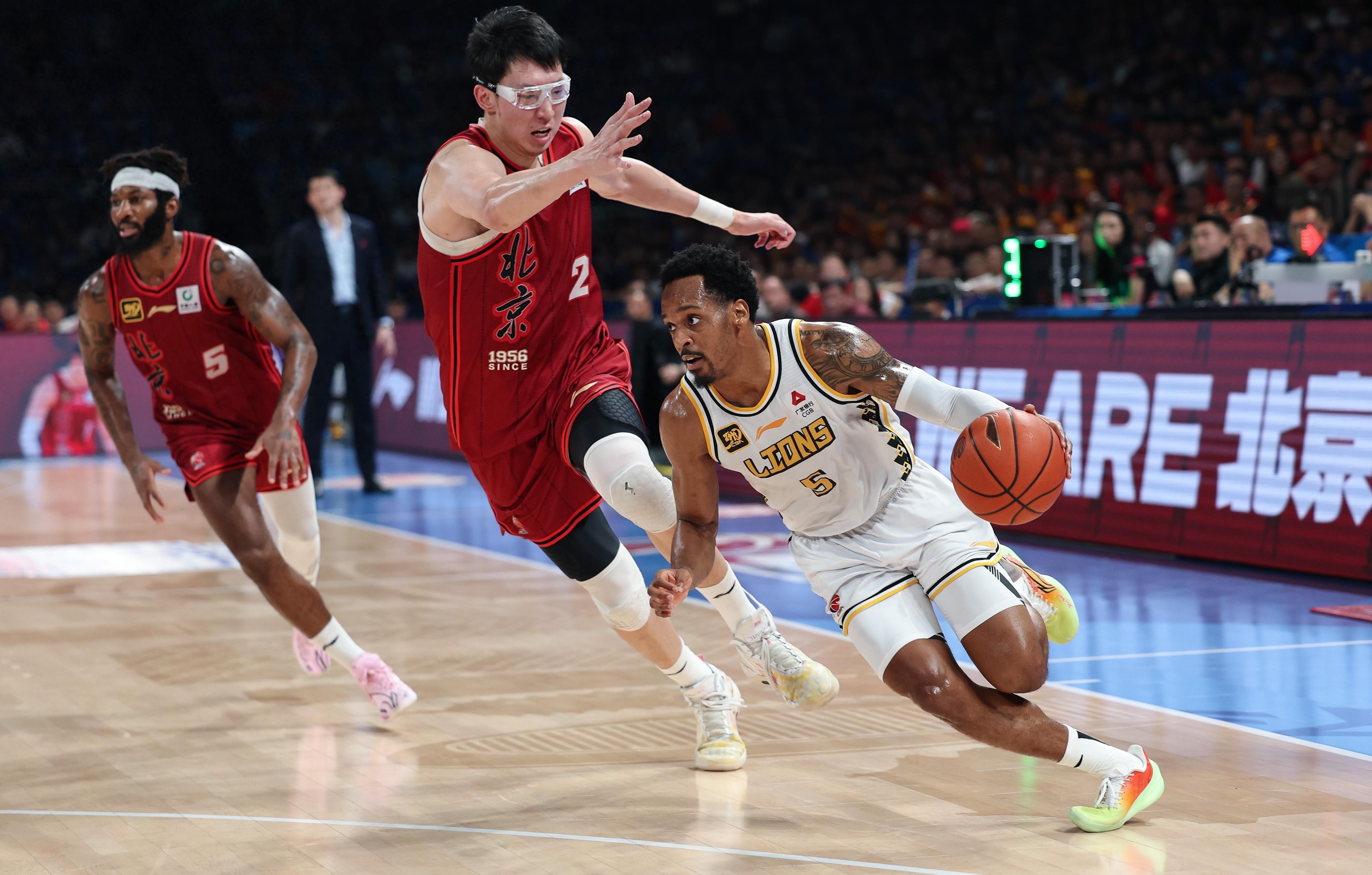 青岛队险胜新疆队，胡金秋高光表现