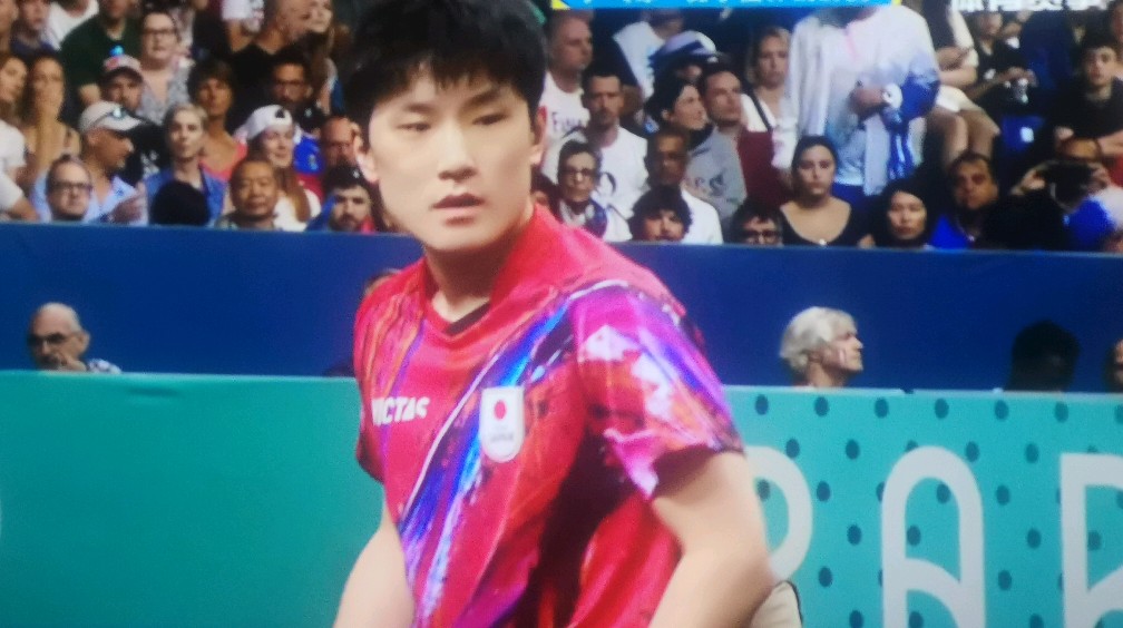 中国队鏖战法国队,张本智和统治全场 中国队鏖战法国队,张本智和统治全场