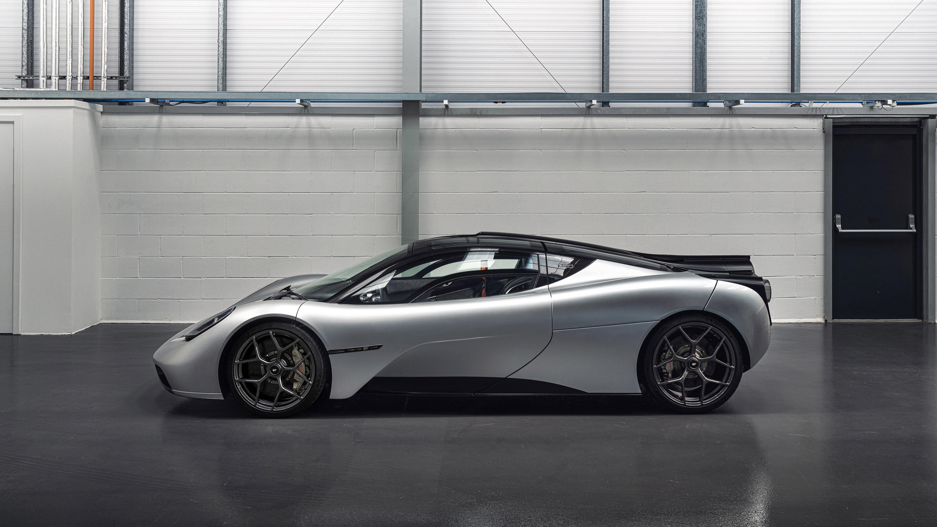 悬崖边的救赎,当日本队命悬一线,桃田贤斗用一场胜利唤醒王者记忆